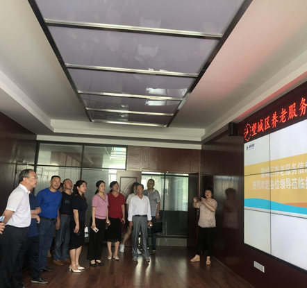 長(zhǎng)沙、湘潭市人大調(diào)研發(fā)展養(yǎng)老公司雷鋒路社區(qū)居家養(yǎng)老服務(wù)中心